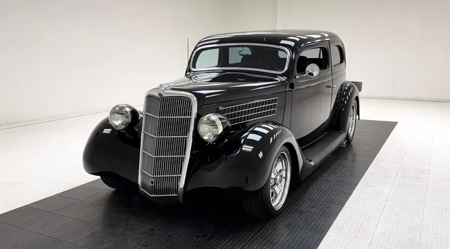 1935 Ford 48 Deluxe Tudor Sedan