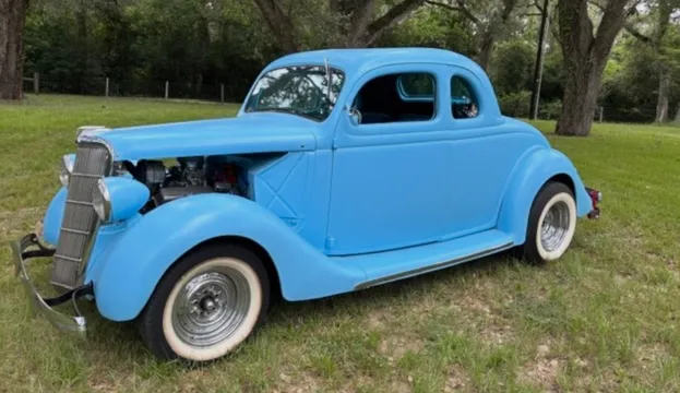 1935 Ford Model 48 De Luxe 5-Window Coupe