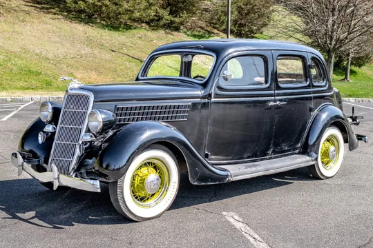 1935 Ford Model 48 Deluxe Fordor Sedan