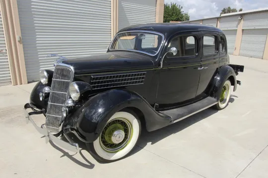 1935 Ford Model 48 Deluxe Fordor Sedan