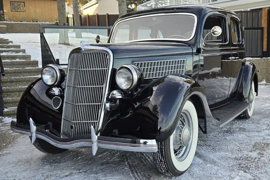 1935 Ford Model 48 Deluxe Fordor Sedan