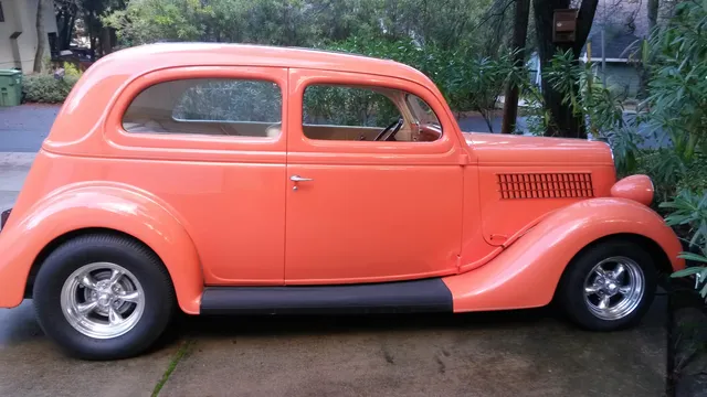1935 Ford Model 48 Deluxe Slantback