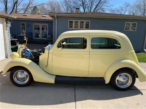 1935 Ford Model 48 Tudor Sedan