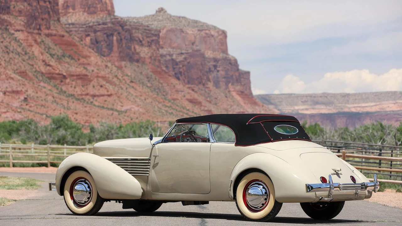 1936 Cord 810 & 812 - Image 20 of 31