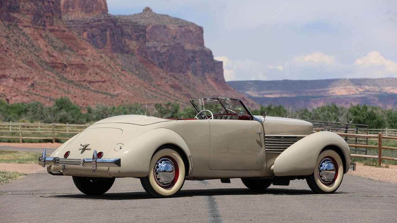 1936 Cord 810 & 812 - Image 27 of 31