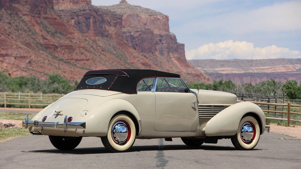 1936 Cord 810 & 812 - Image 14 of 31