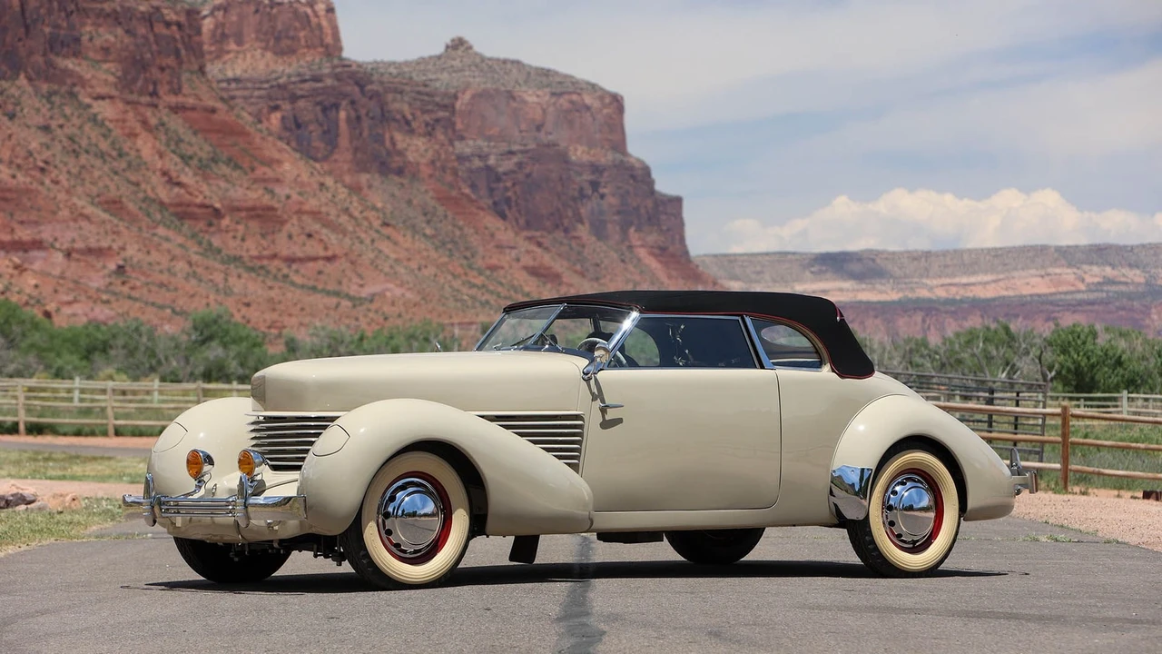 1936 Cord 810 & 812 - Image 15 of 31