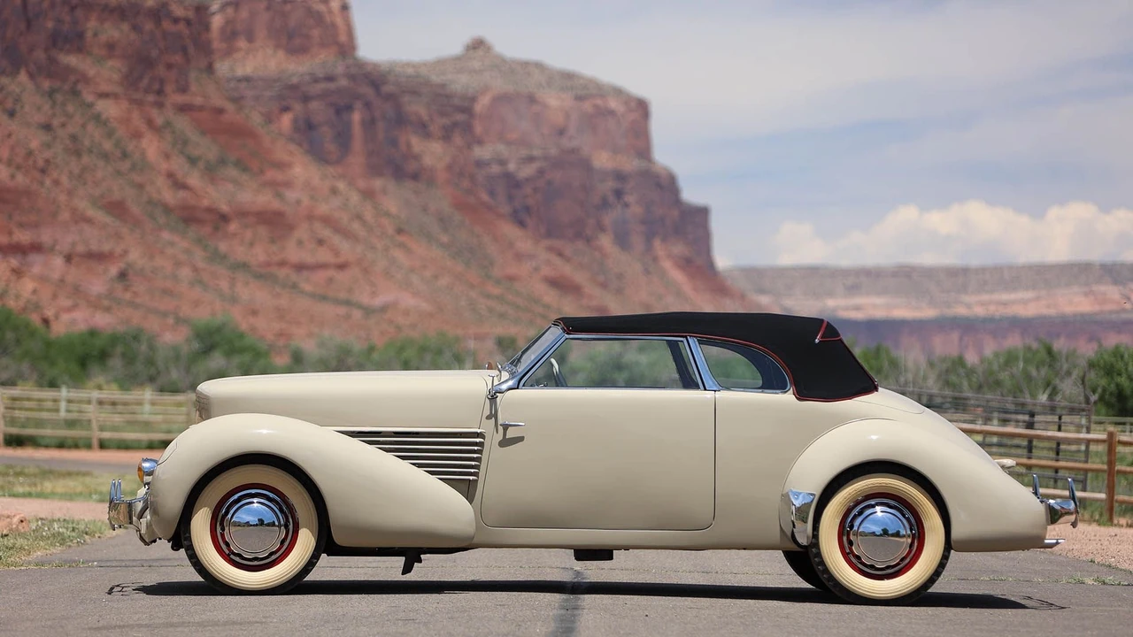 1936 Cord 810 & 812 - Image 17 of 31