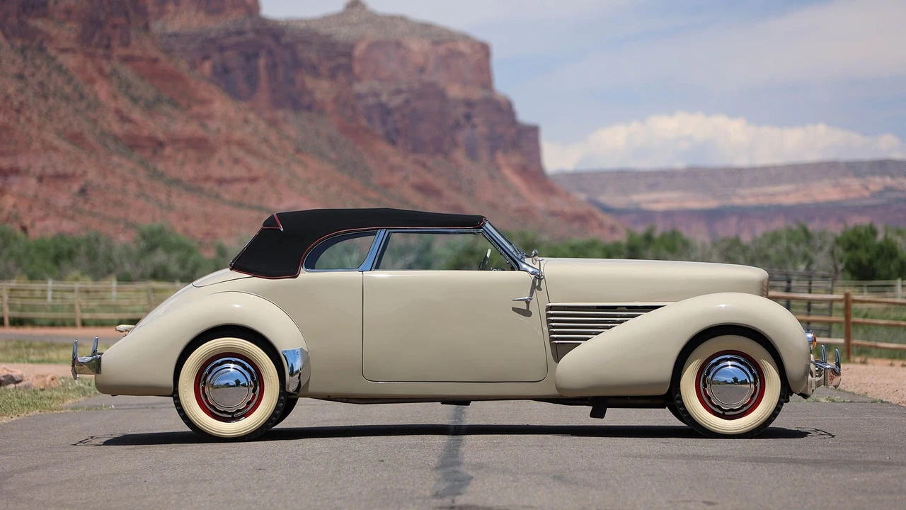 1936 Cord 810 & 812 - Image 12 of 31