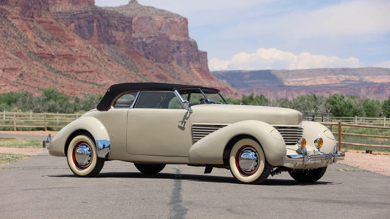 1936 Cord 810 & 812 - Image 16 of 31