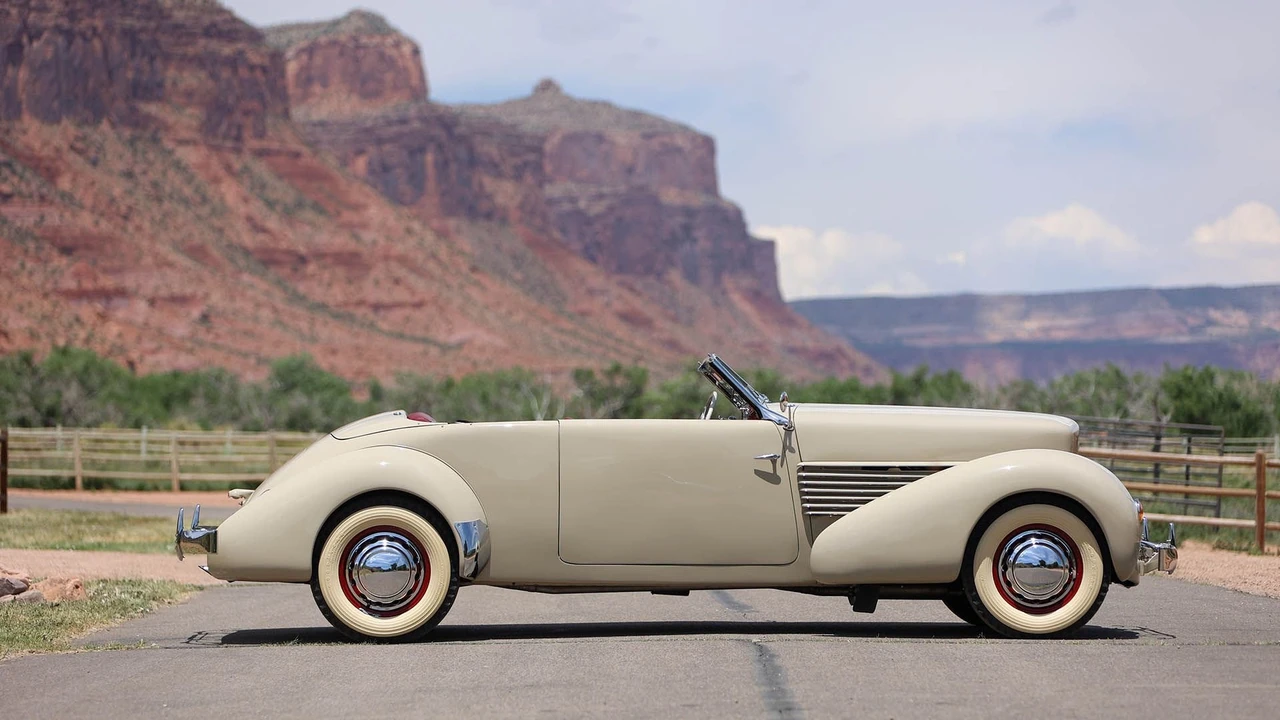 1936 Cord 810 & 812 - Image 11 of 31