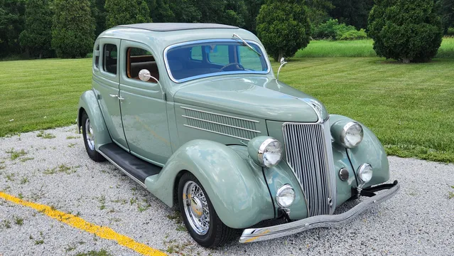 1936 Ford Deluxe Humpback