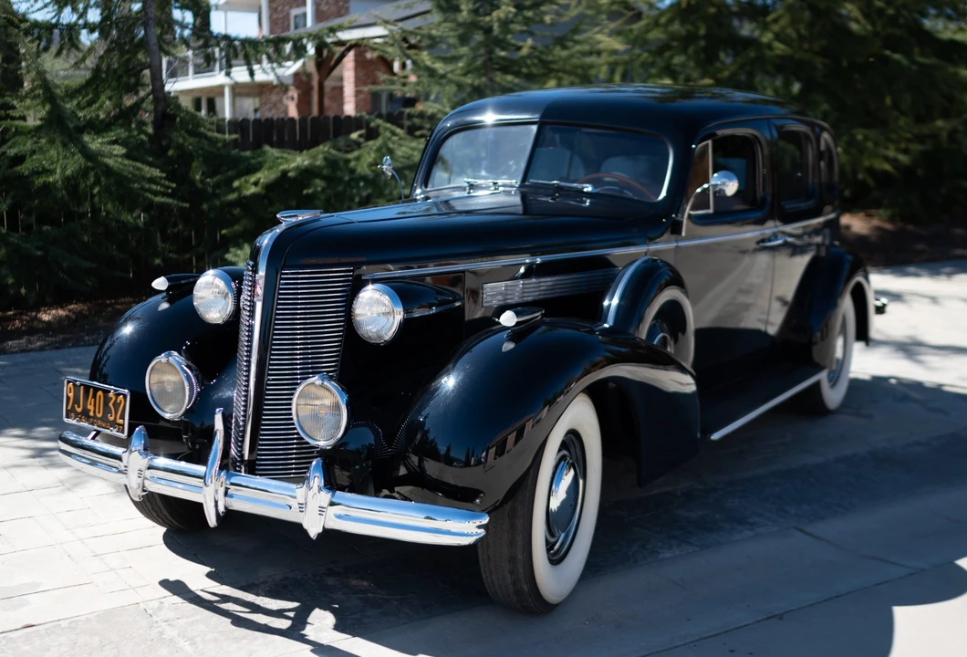 1937 Buick Roadmaster - Image 3 of 31