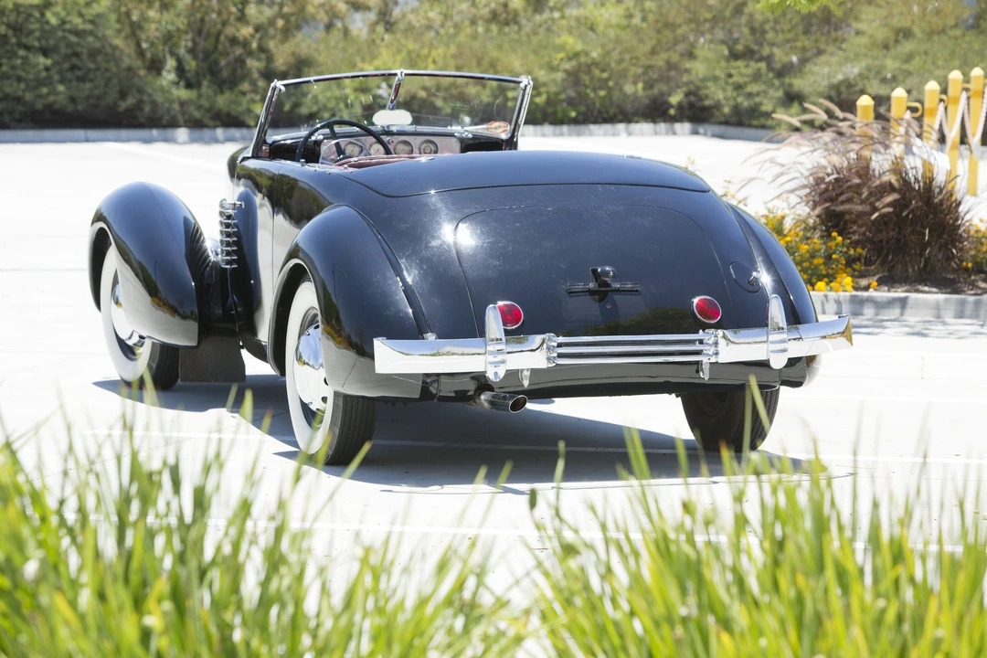 1937 Cord 810 & 812 - Image 2 of 31