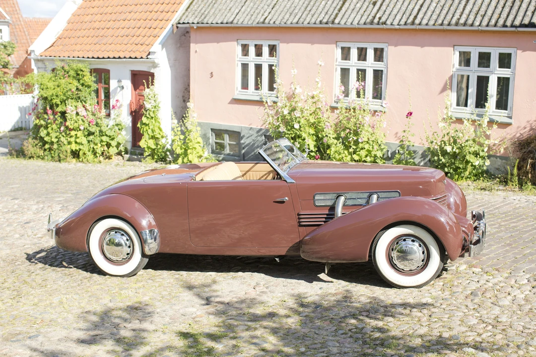 1937 Cord 810 & 812 - Image 2 of 22