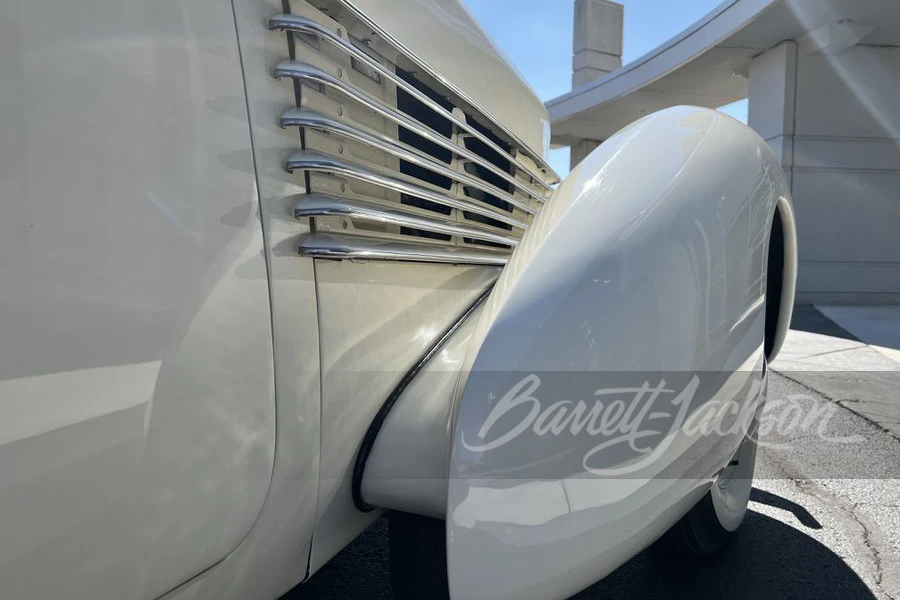 1937 Cord 810 & 812 - Image 10 of 24