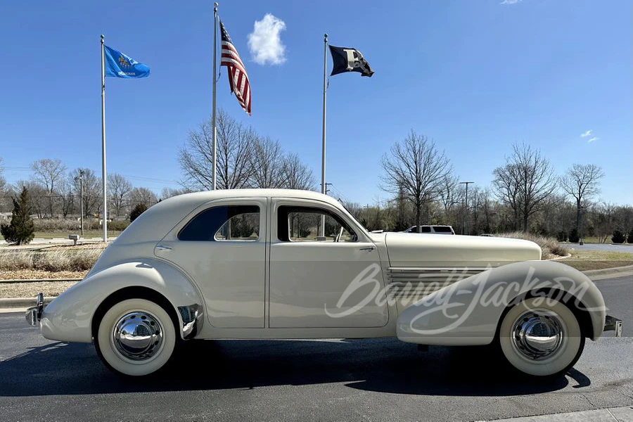 1937 Cord 810 & 812 - Image 24 of 24