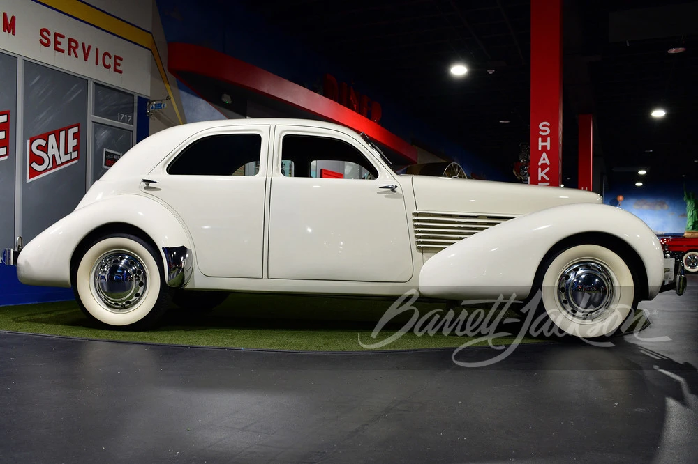 1937 Cord 810 & 812 - Image 16 of 16