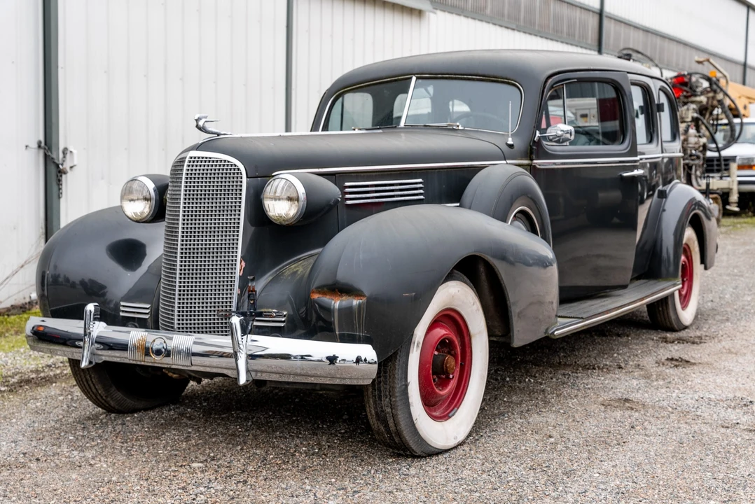 1937 Cadillac V-12 - Image 3 of 31