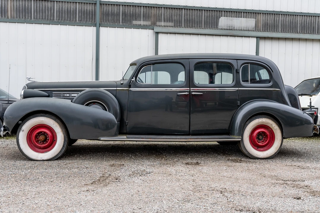 1937 Cadillac V-12 - Image 4 of 31