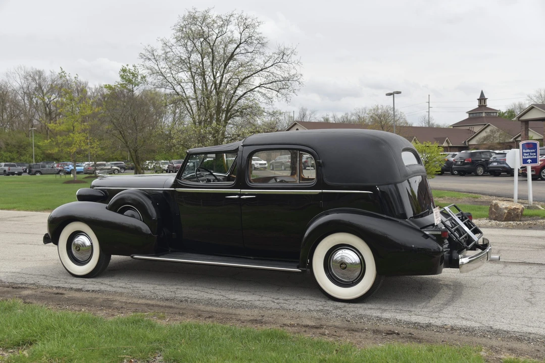 1937 Cadillac V-12 - Image 18 of 31