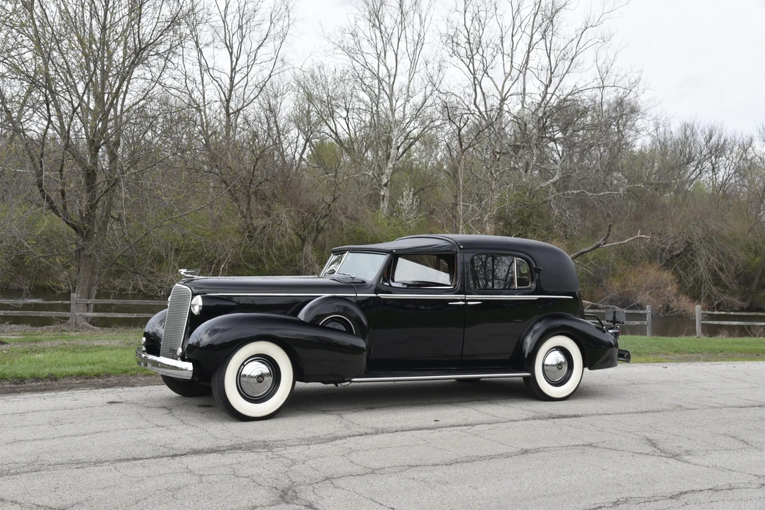 1937 Cadillac V-12 - Image 14 of 31
