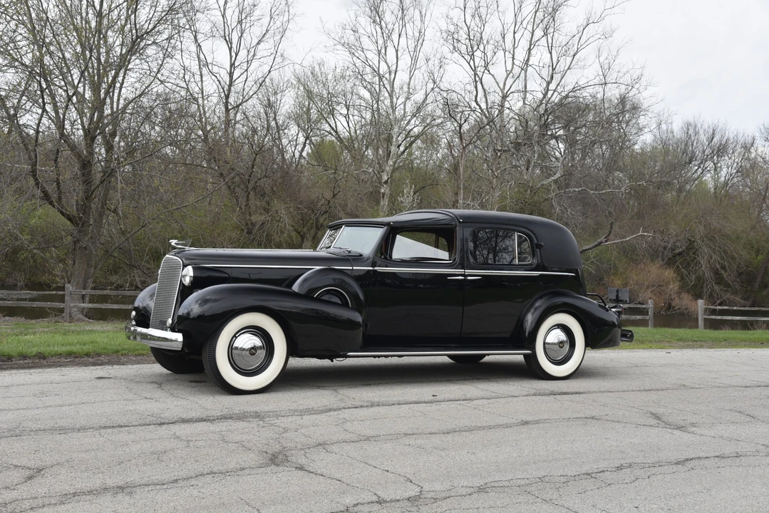 1937 Cadillac V-12 - Image 15 of 31