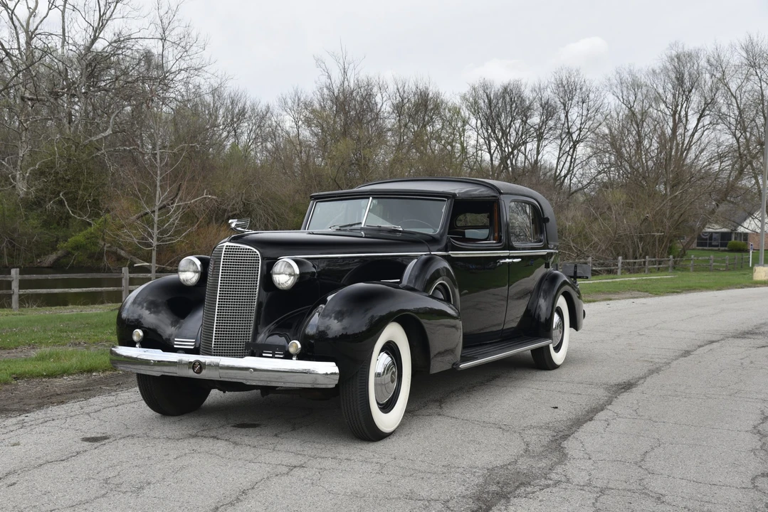 1937 Cadillac V-12 - Image 10 of 31