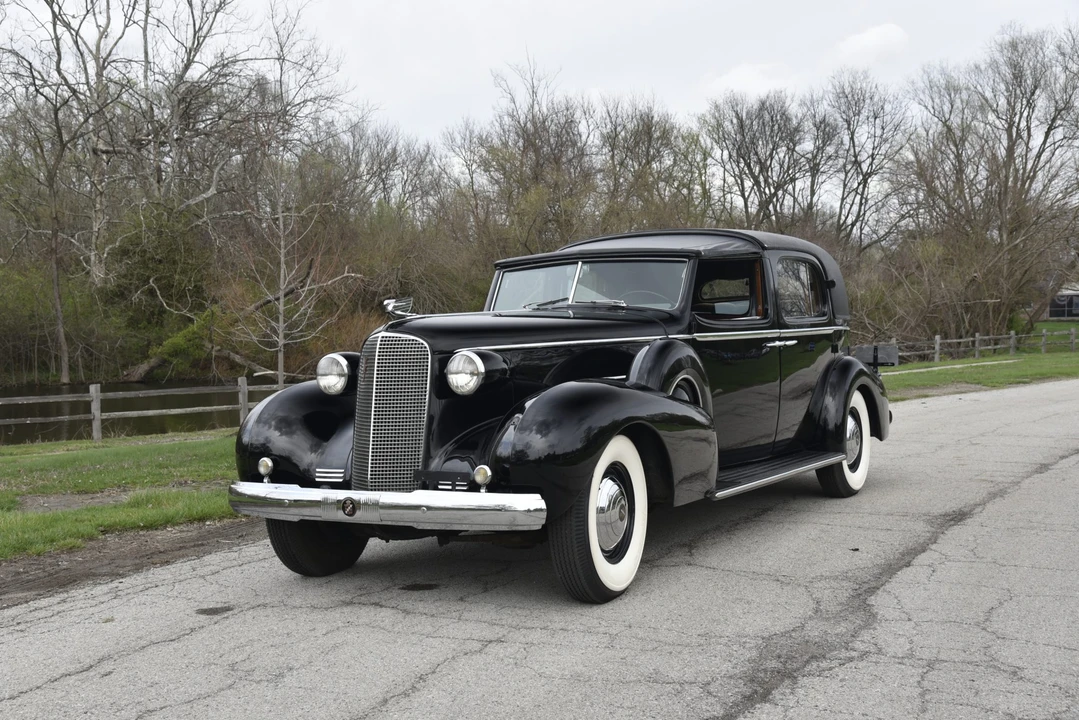 1937 Cadillac V-12 - Image 11 of 31