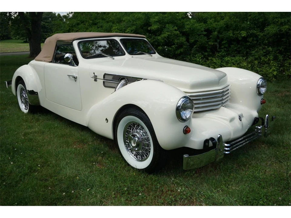 1937 Cord 810 & 812 - Image 2 of 31