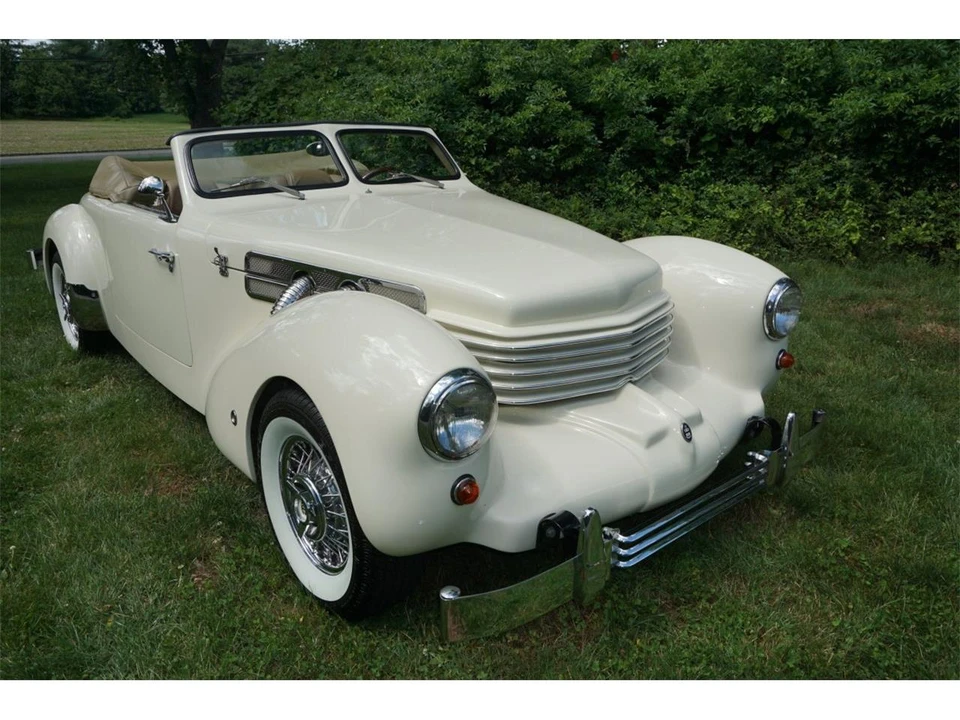 1937 Cord 810 & 812 - Image 17 of 31