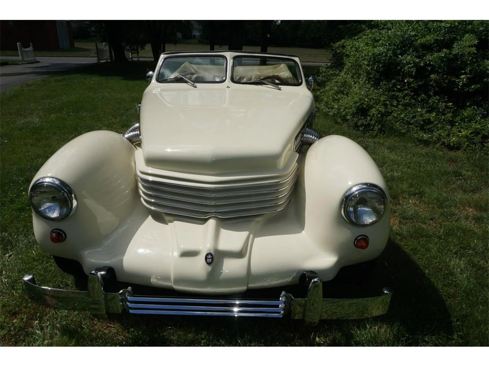 1937 Cord 810 & 812 - Image 16 of 31
