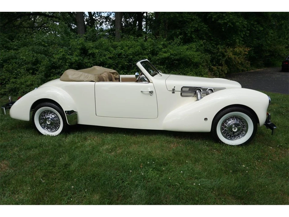 1937 Cord 810 & 812 - Image 18 of 31