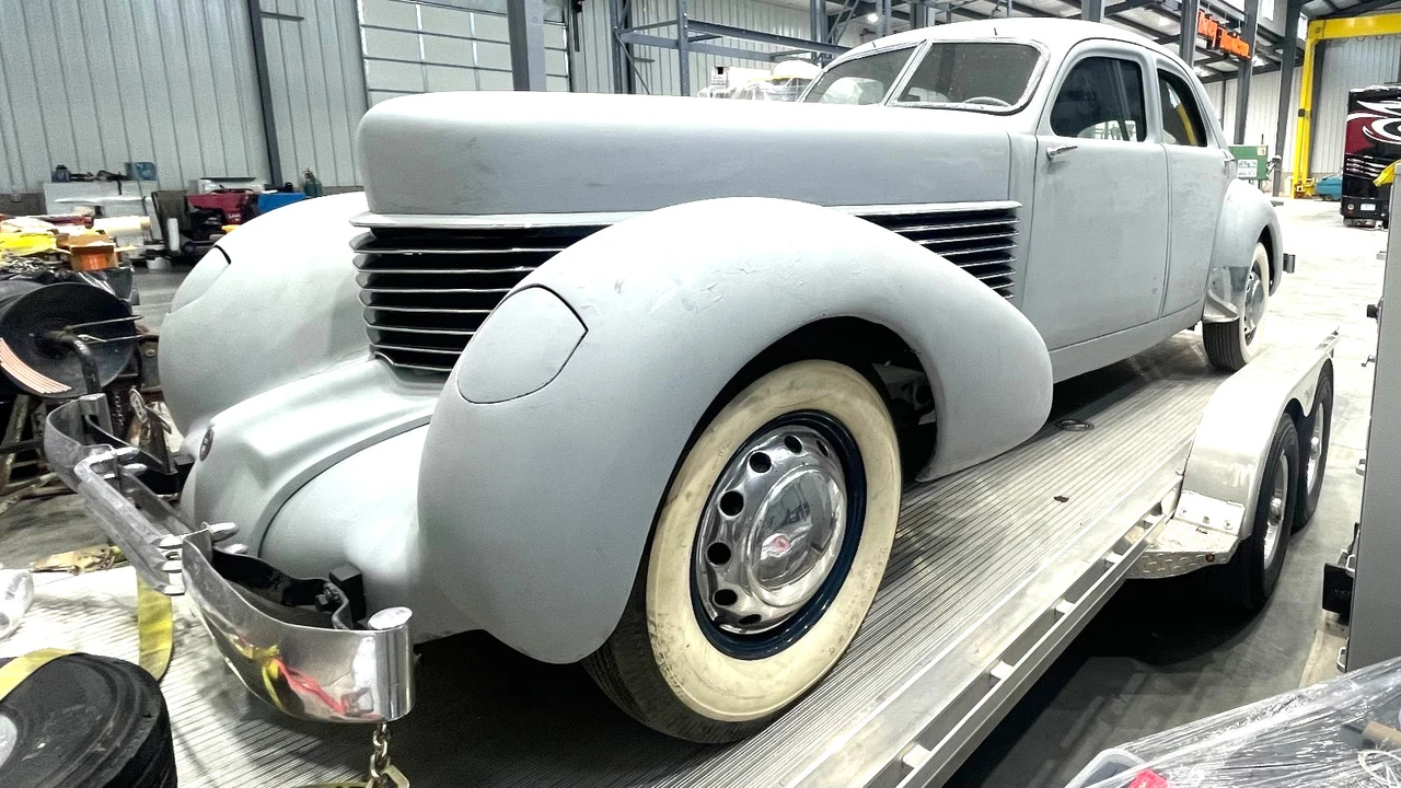 1937 Cord 810 & 812 - Image 2 of 30