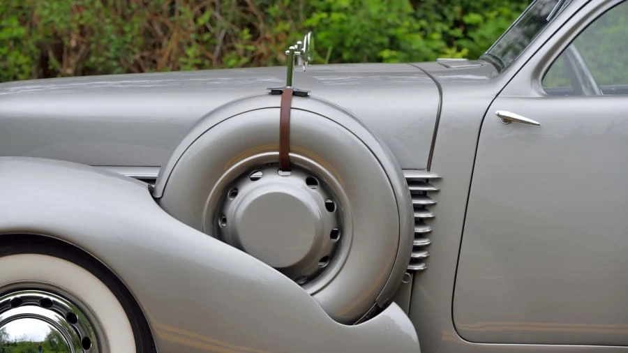 1937 Cord 810 & 812 - Image 31 of 31