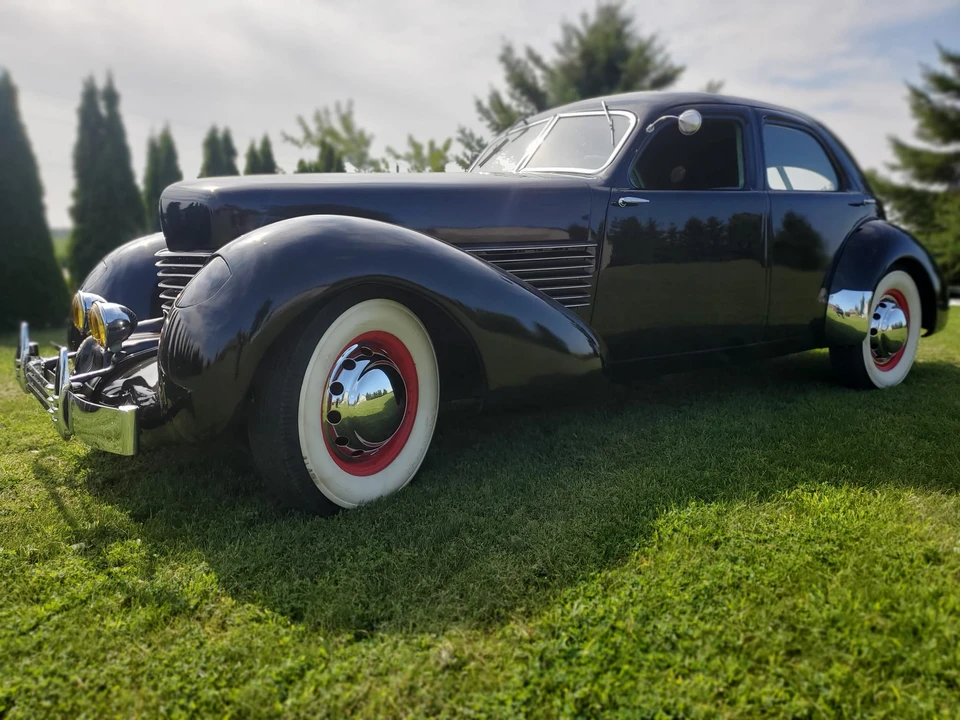 1937 Cord 810 & 812 - Image 2 of 31