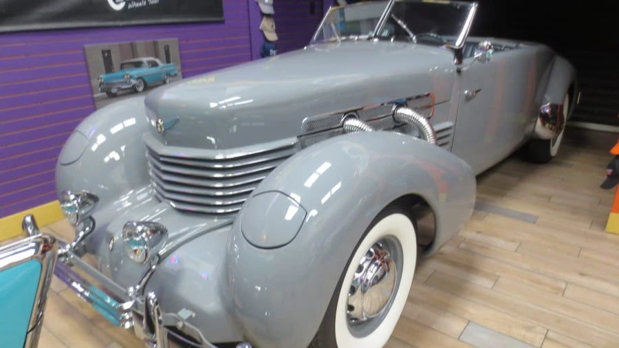 1937 Cord 810 & 812 - Image 7 of 7