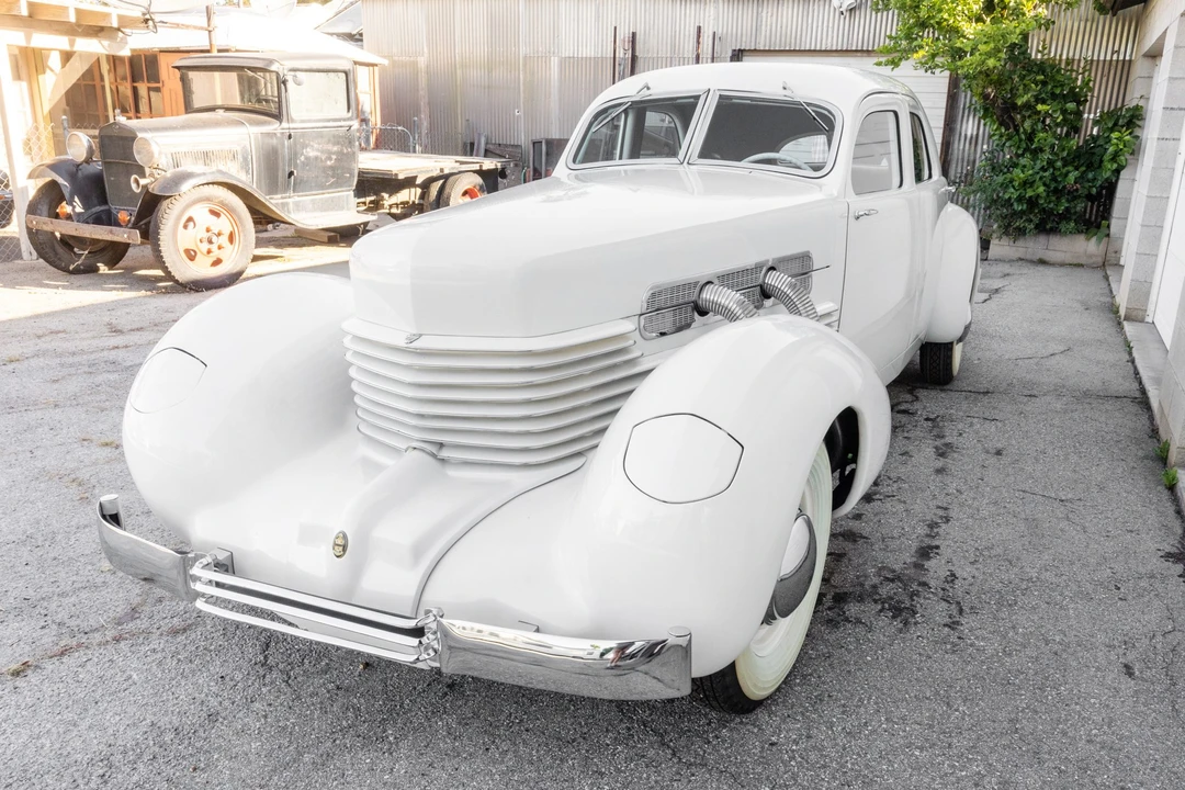 1937 Cord 810 & 812 - Image 2 of 31
