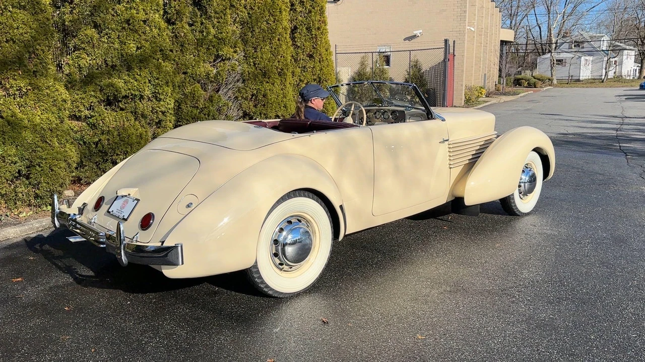 1937 Cord 810 & 812 - Image 19 of 31