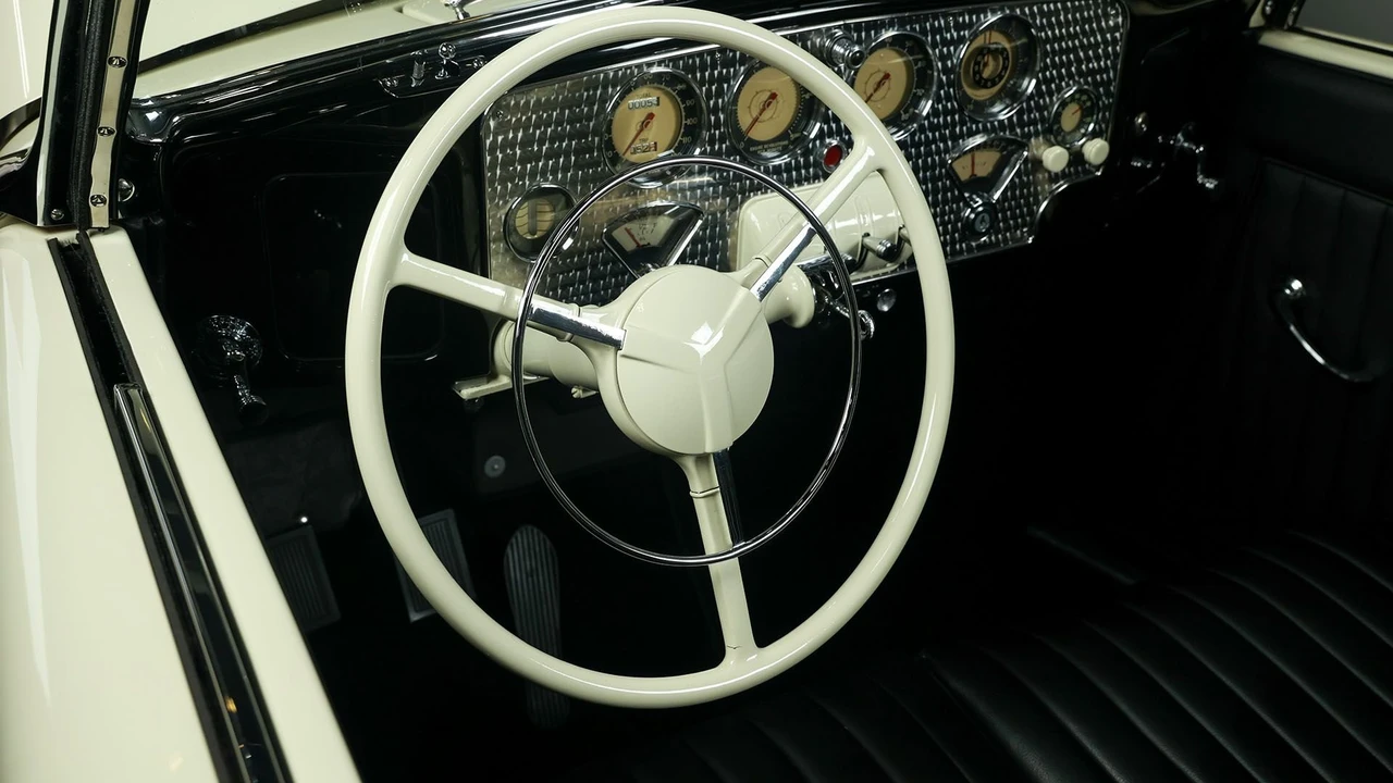 1937 Cord 810 & 812 - Image 17 of 31
