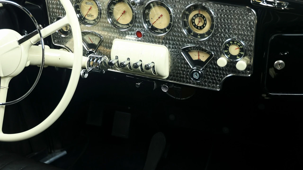 1937 Cord 810 & 812 - Image 24 of 31