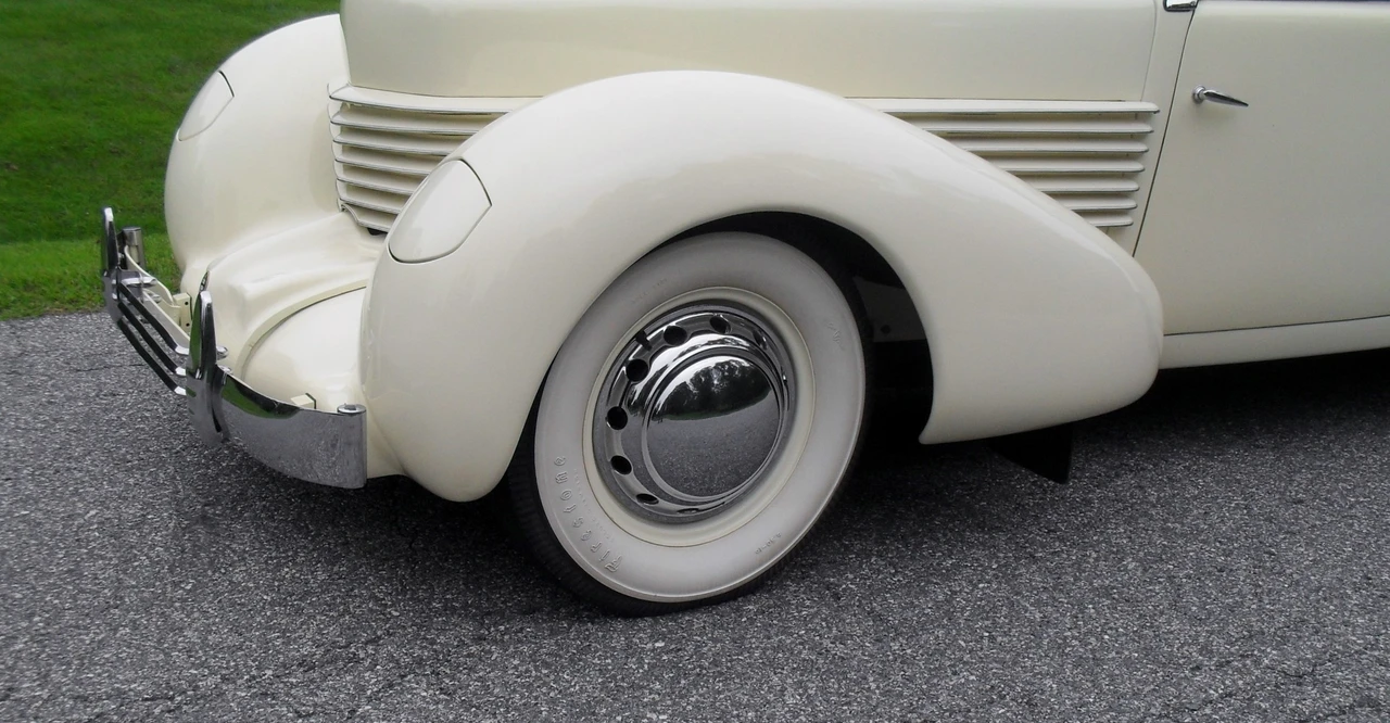 1937 Cord 810 & 812 - Image 25 of 31