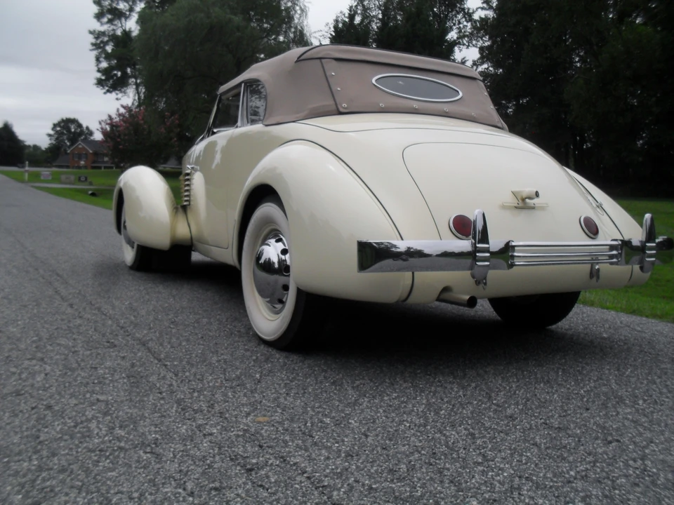 1937 Cord 810 & 812 - Image 13 of 31