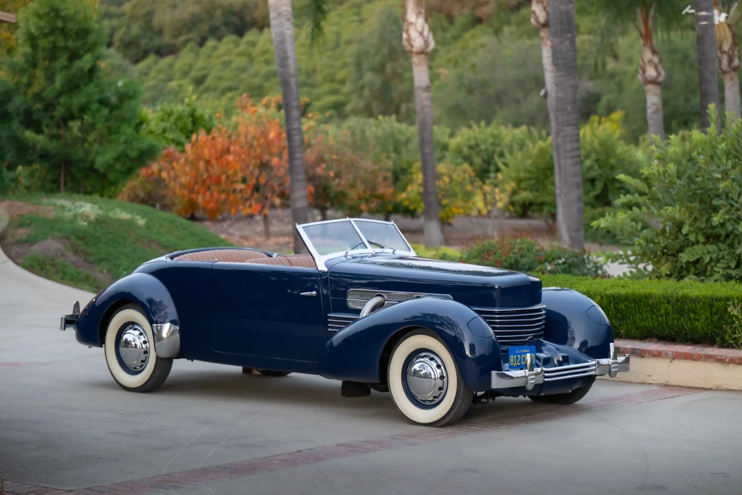 1937 Cord 810 & 812 - Image 2 of 31
