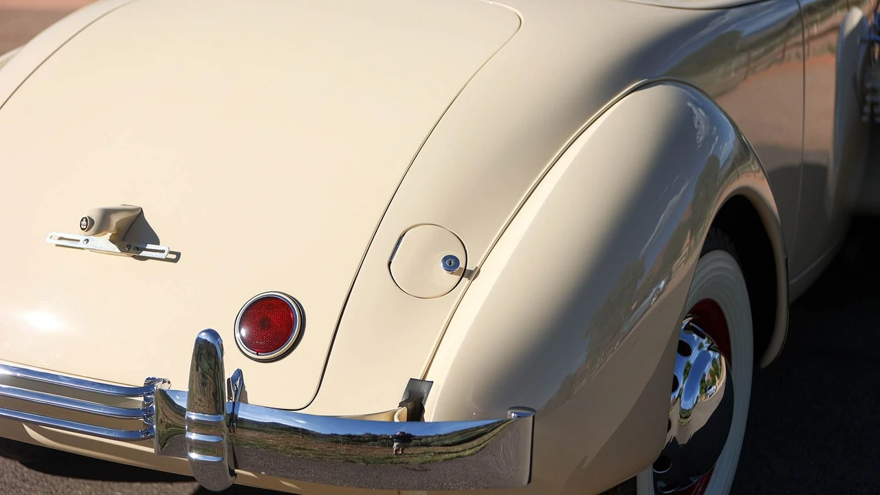 1937 Cord 810 & 812 - Image 15 of 31