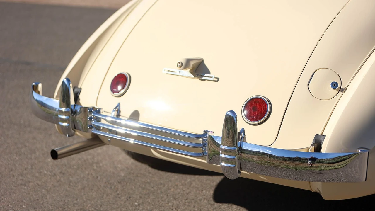 1937 Cord 810 & 812 - Image 17 of 31
