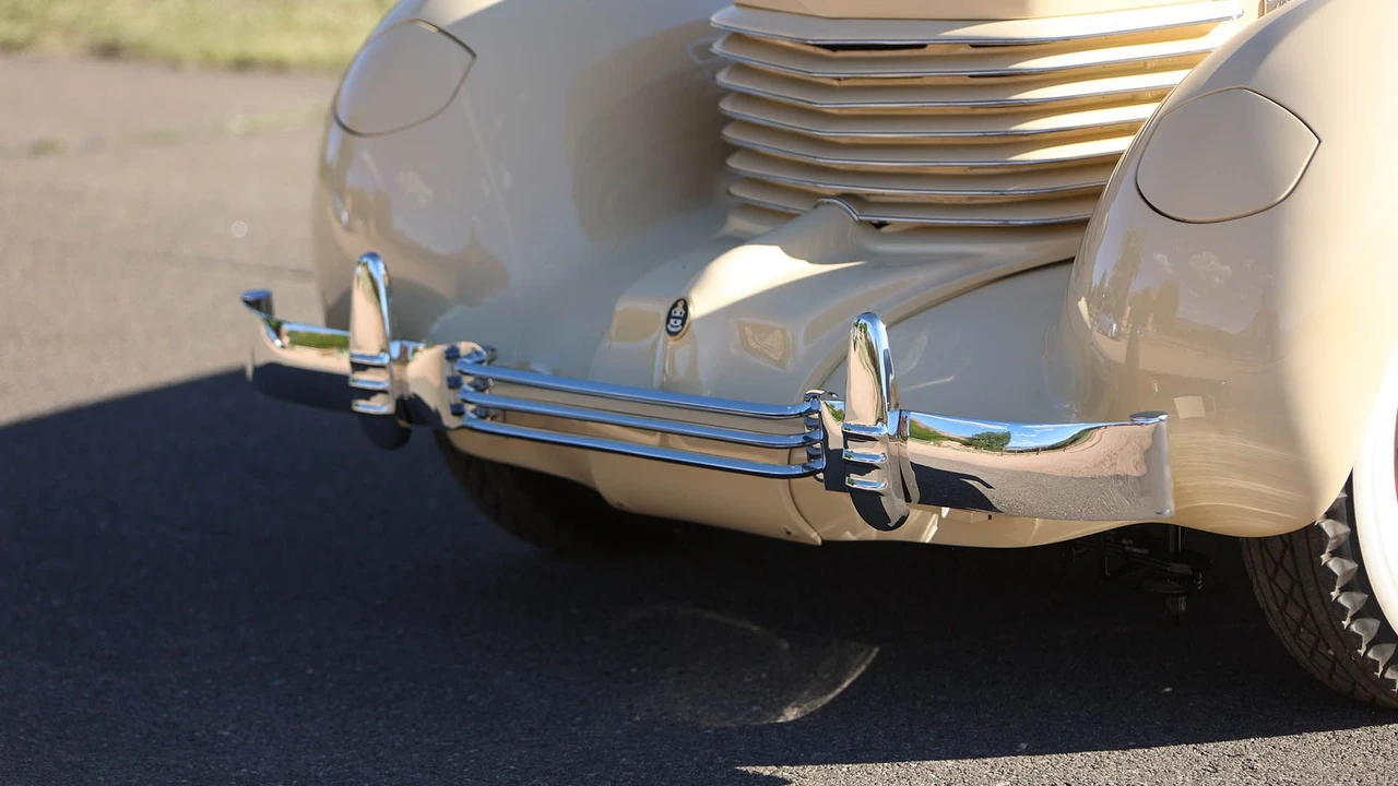 1937 Cord 810 & 812 - Image 26 of 31