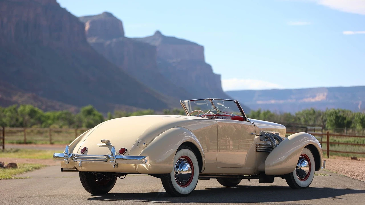 1937 Cord 810 & 812 - Image 13 of 31