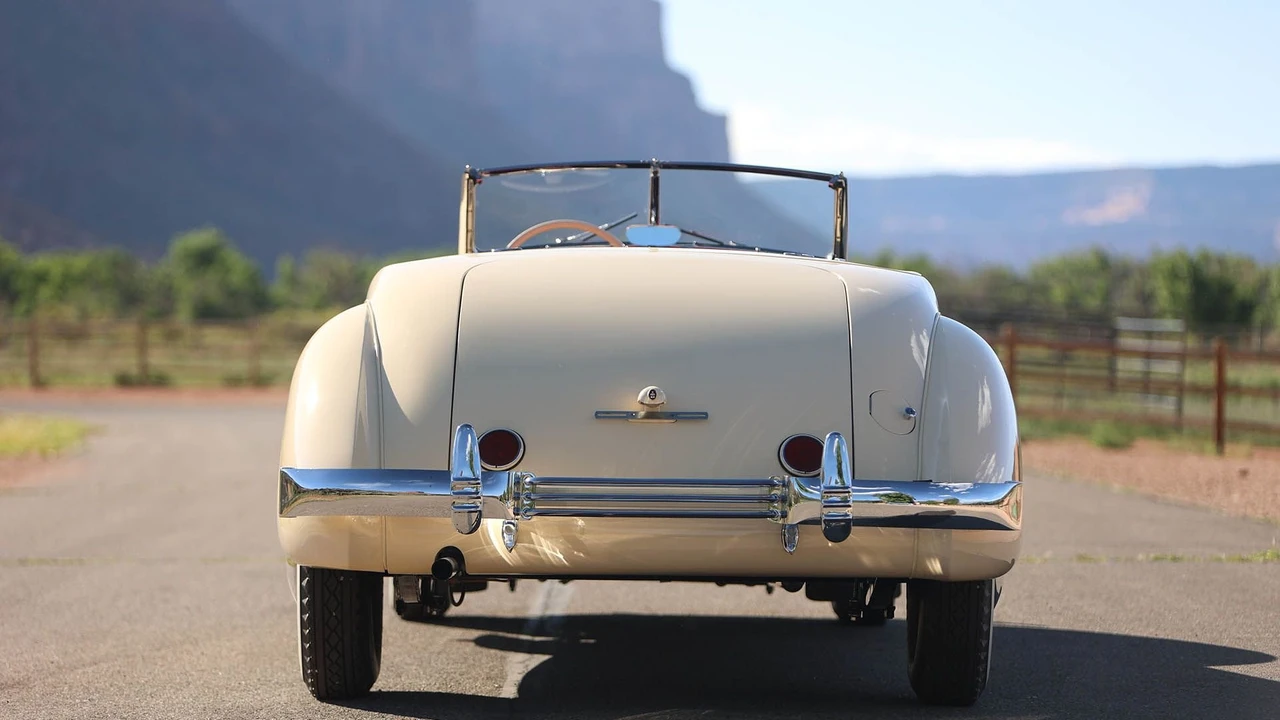 1937 Cord 810 & 812 - Image 10 of 31
