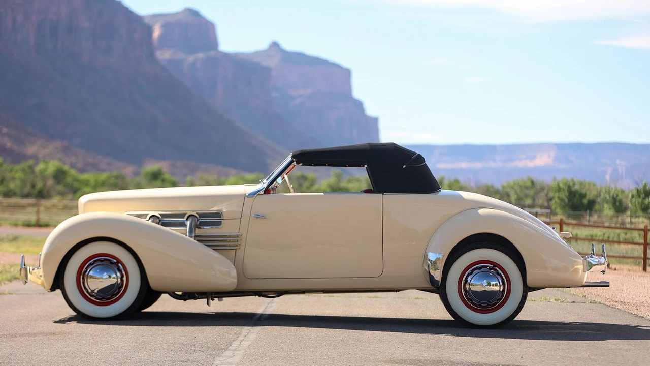 1937 Cord 810 & 812 - Image 16 of 31